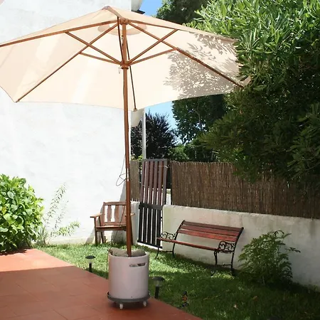 At The With A Private Garden Apartamento